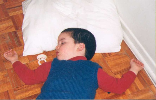 [03_Juanito_durmiendo_en_el_pasillo[3].jpg]